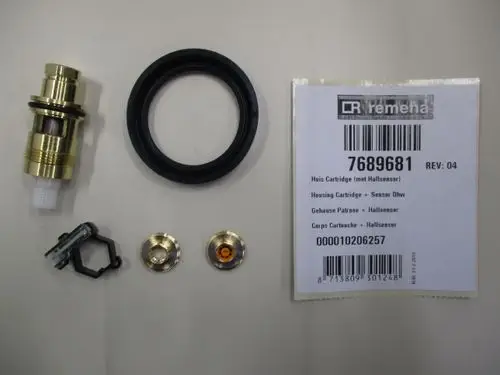 Montierte Remeha-Kartusche mit Hall Sensor. Komponenten umfassen einen Sensor, Dichtungen und verschiedene Anschlüsse, auf einem neutralen Untergrund angeordnet.